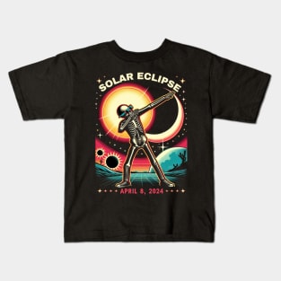 Dabbing Skeleton Total Solar Eclipse 2024 wearing Glasses Kids T-Shirt